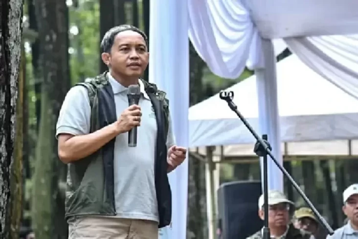Viral Video Menhut Main...