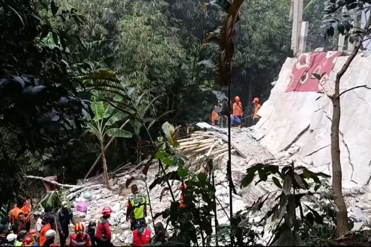 Bupati Bogor Biayai...