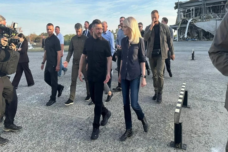 Zelensky: Trump Memberikan...