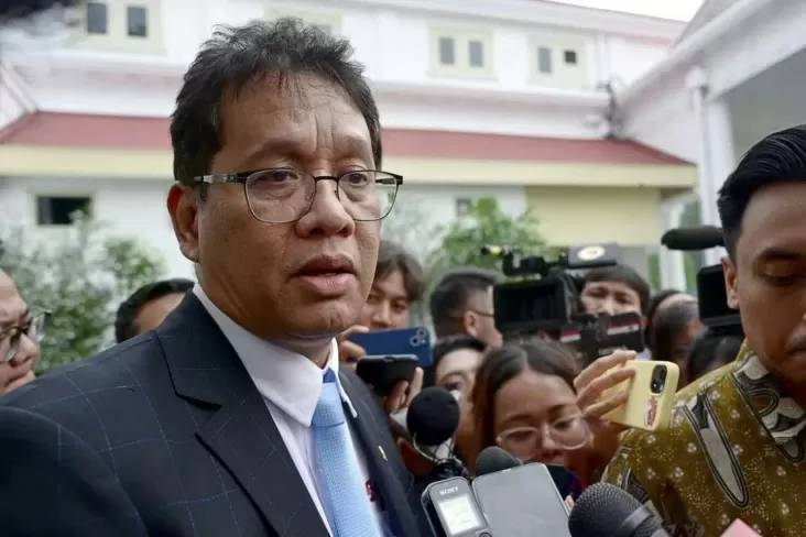 Melihat Garasi Bendahara...