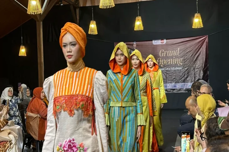 Tenun Gaya Wignyo Rahadi,...