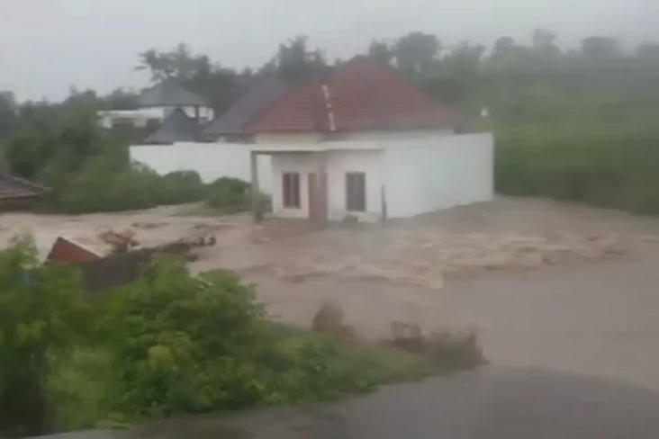 Banjir dan Longsor Terjang...
