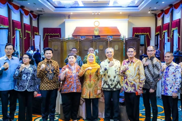 Gubernur Khofifah Terima...