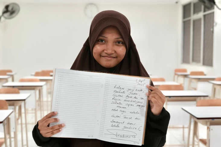Cerita Juniar, Siswi...
