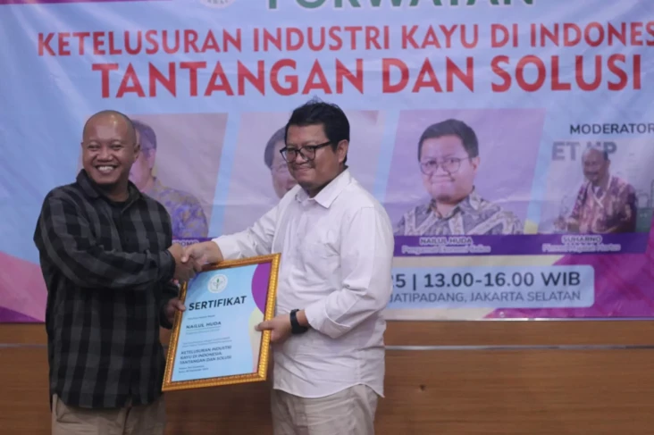 Industri Kehutanan Masuk...