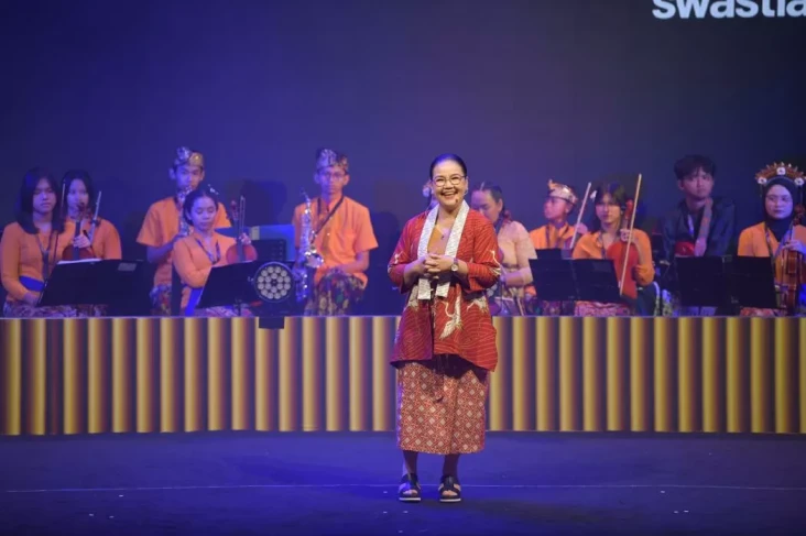 Gandeng Hanung Bramantyo,...