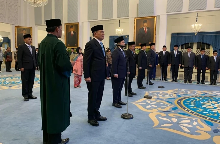 Daftar Lengkap Menteri...