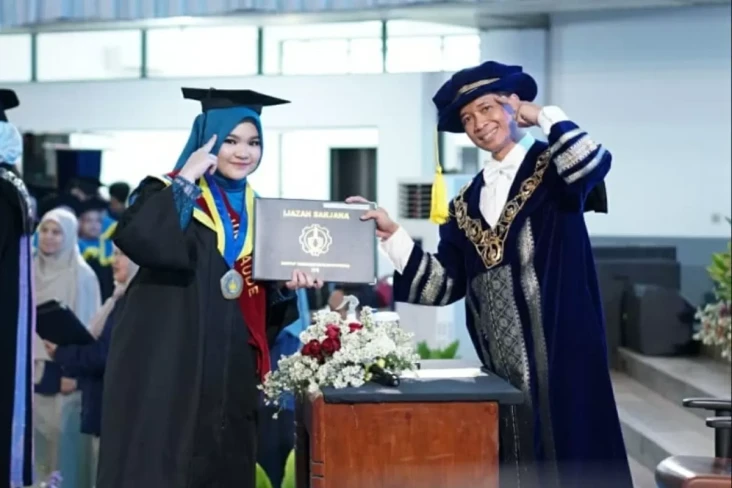Kisah Sabrina dan Davina,...