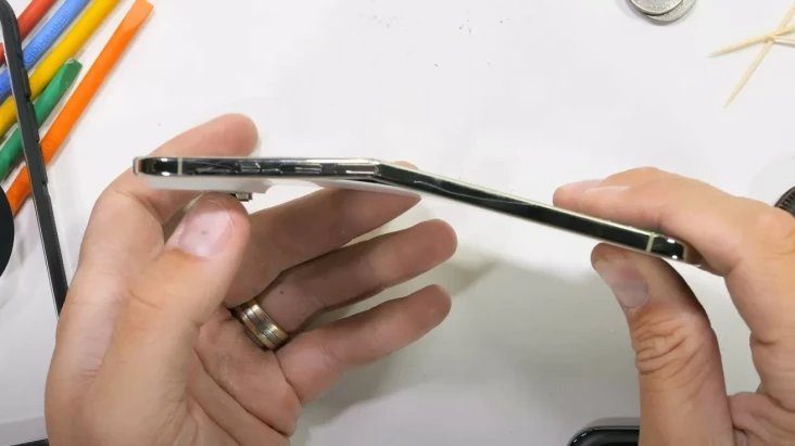 iPhone Air Disiksa Habis-habisan:...