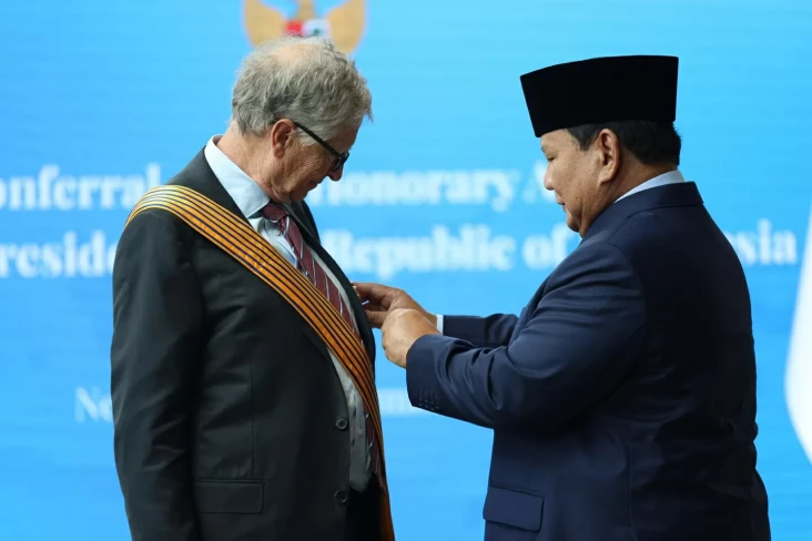 Prabowo Anugerahkan...