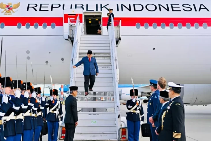 Prabowo Disambut Hangat...