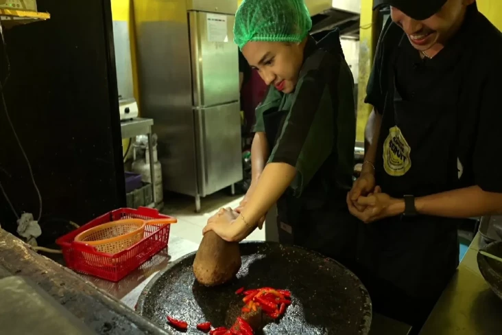 Azia Riza Jadi Helper...