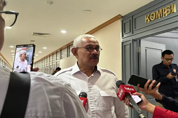 Rapat dengan Komisi...