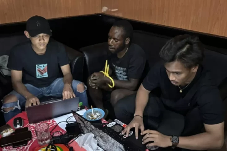 Pemasok Senjata-Amunisi...