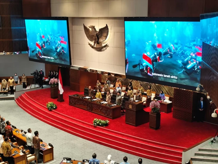 Tok, Rapat Paripurna...