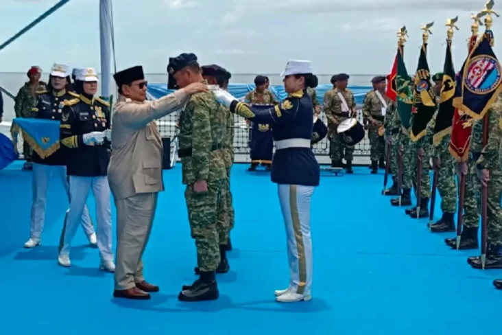 Prabowo Sematkan Tanda...