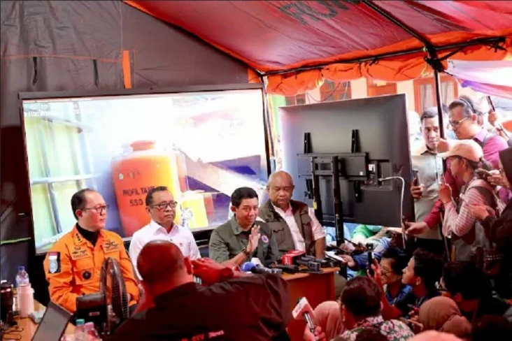 58 Orang Masih Terjebak...