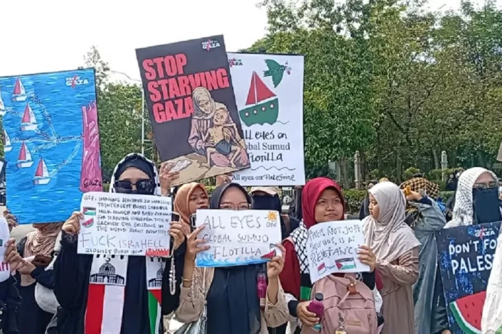 Massa Gelar Aksi Demo...