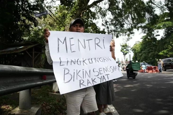 Menteri LH Kabur saat...