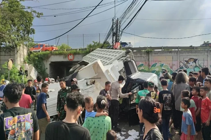 Truk Terjun dari Tol...