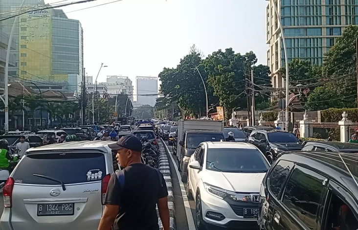 Lalin Sekitar Tugu Tani...