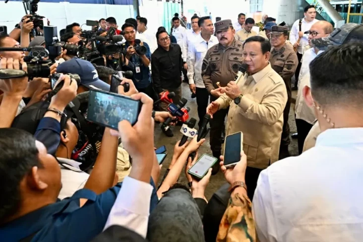 Prabowo Saksikan Penyerahan...