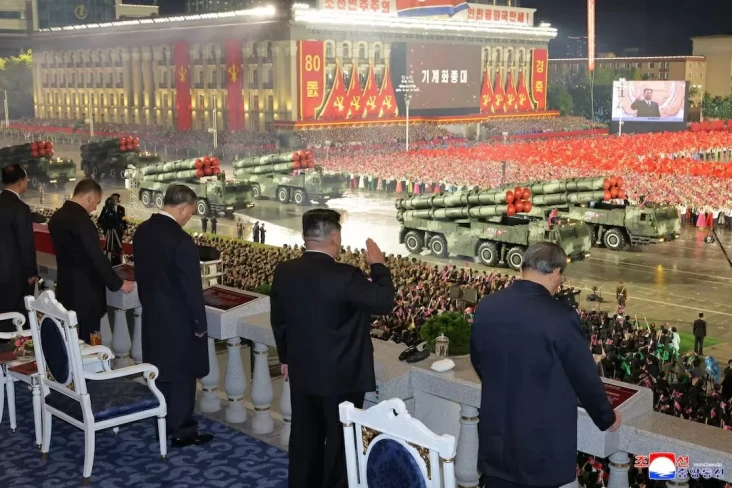 Korea Utara Pamerkan...