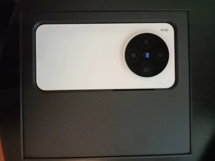 Vivo X300 Resmi Meluncur,...