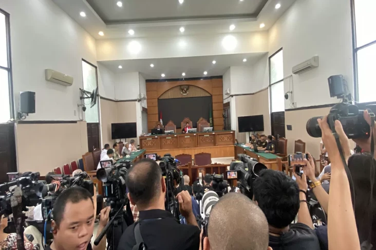Hakim Tolak Praperadilan...