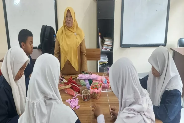 Dedikasi Guru Eti Karwati...