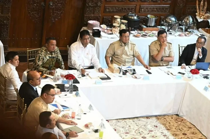 Rapat Terbatas di Kertanegara,...