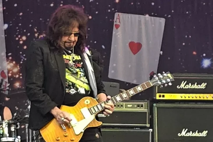 Gitaris Band Rock KISS...