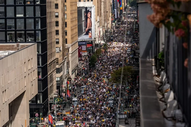 Demo Anti-Trump Guncang...