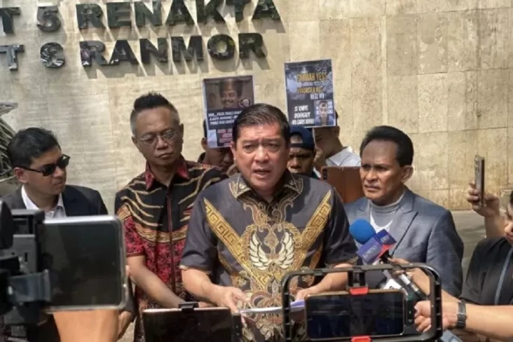 Roy Suryo Desak Silfester...