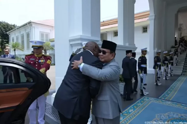 Prabowo Sambut Kedatangan...