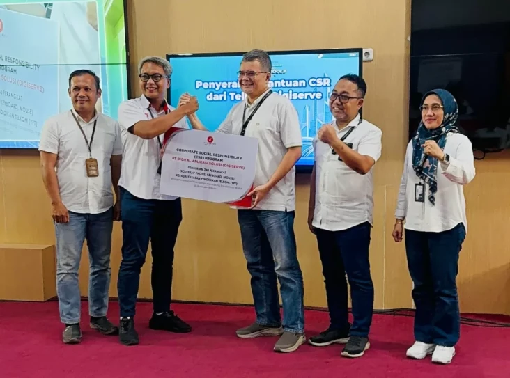 Enam SMK Telkom Terima...