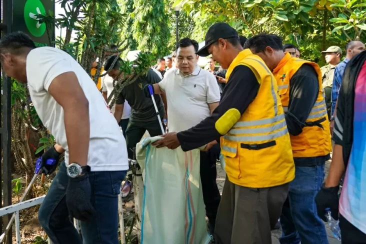Dampingi Menteri LH,...