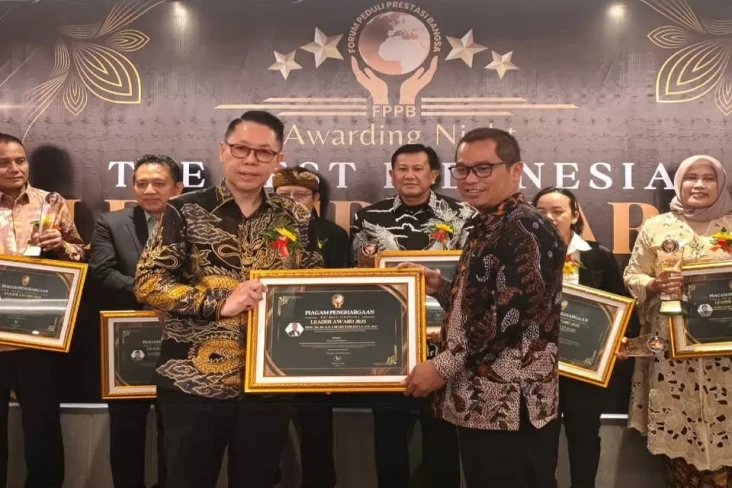 Prof Henry Sabet 2 Penghargaan...