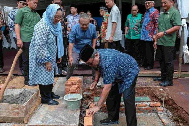 Pembangunan Pusat Kajian...