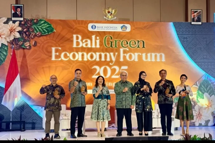 Di Tengah Gugatan Cerai...