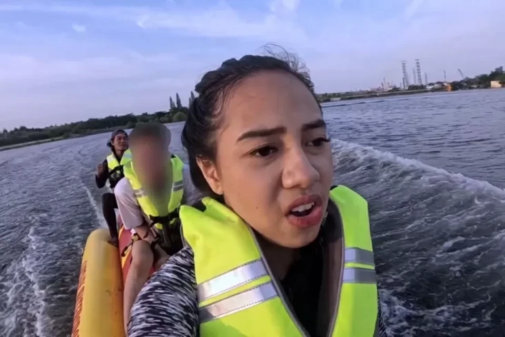 Azia Panik Naik Banana...