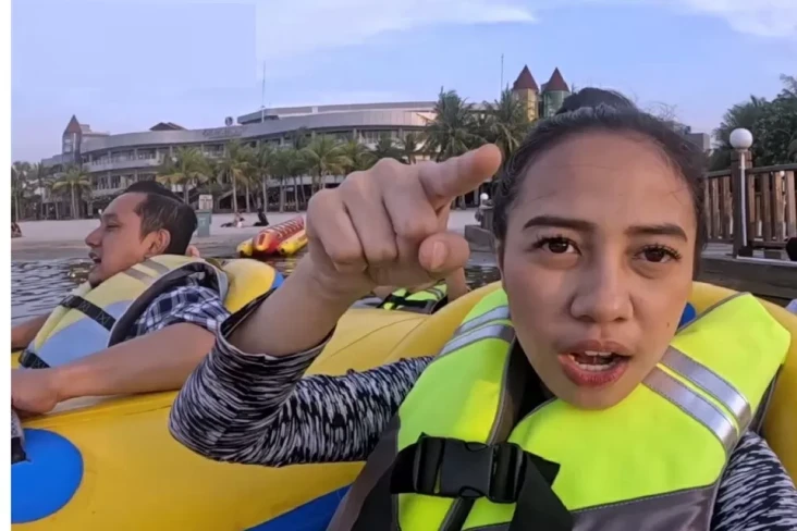 Banana Boat Hampir Kebalik!...