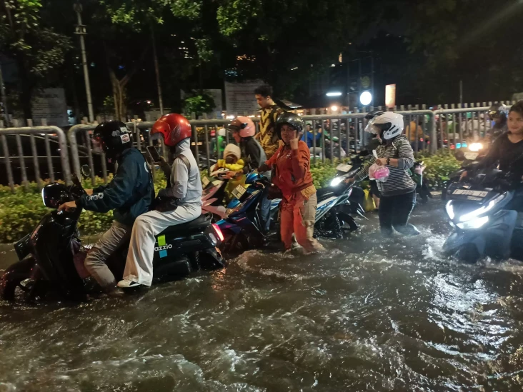 Jalan Kemang Raya Ditutup...