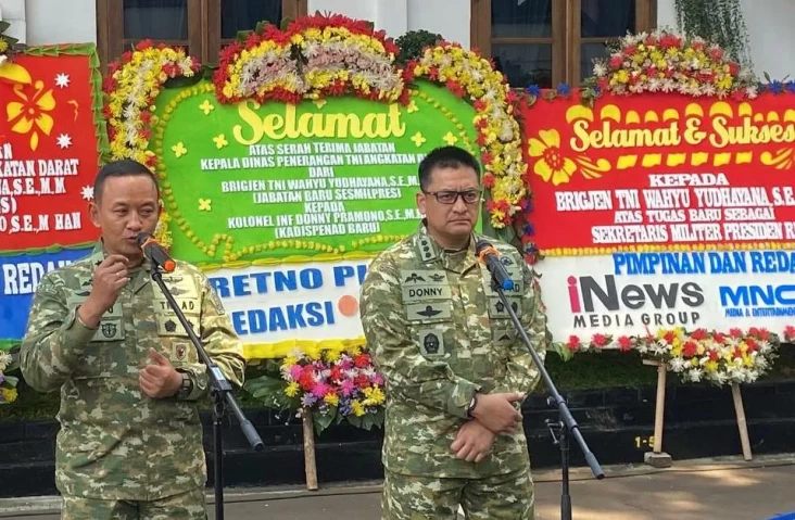 Serahkan Jabatan Kadispenad...