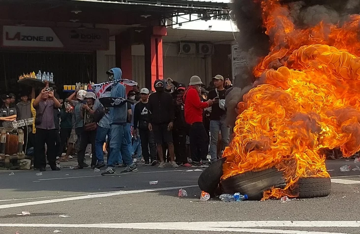 Massa Bakar Ban saat...