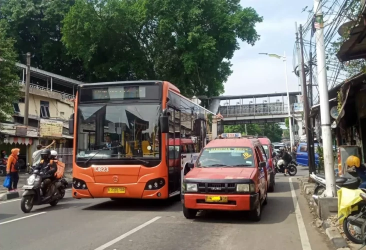 Macet Parah Imbas Hujan...