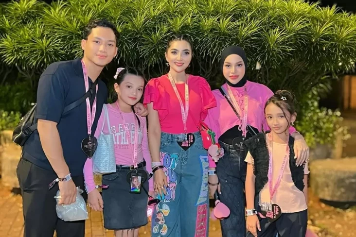 4 Potret Artis Nonton...