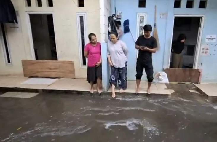 Diguyur Hujan, Jati...