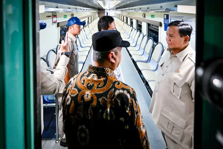 Prabowo Cek Kereta Khusus...