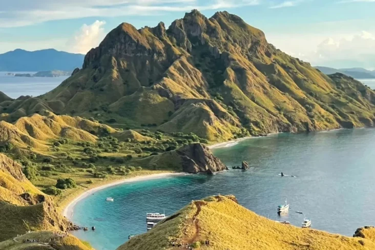 Labuan Bajo Masuk 10...